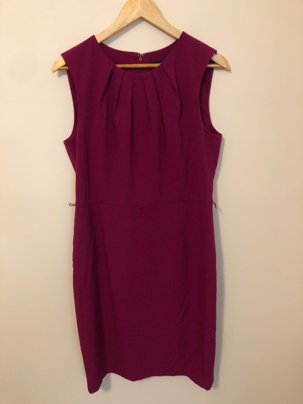 Nine West Berry Pleated Crew Neckline Sleeveless Sheath Cocktail Dress - Size 10